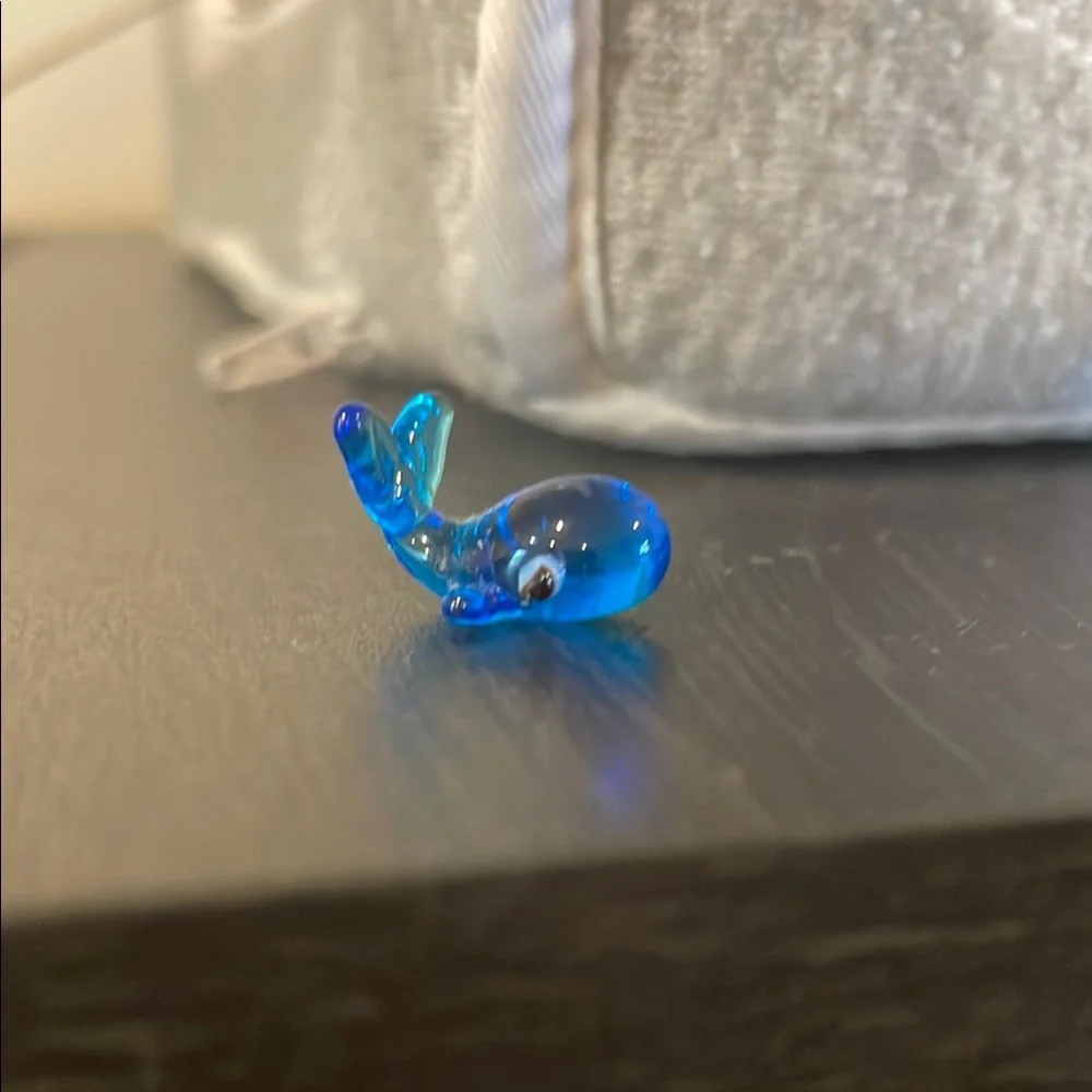 Tiny blue blown glass whale figurine - Picture 1 of 3